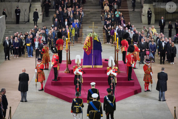 Le roi Charles III, accompagné de la princesse Anne, du prince Edward, comte de Wessex, et du prince Andrew, duc d'York, organise une veillée au côté du cercueil de la reine Elizabeth II d'Angleterre au Westminster Hall à Londres, Royaume Uni