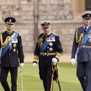 Le prince Edward, duc de Kent, Le roi Charles III d'Angleterre, Le prince William, prince de Galles - Procession pédestre des membres de la famille royale depuis la grande cour du château de Windsor (le Quadrangle) jusqu'à la Chapelle Saint-Georges, où se tiendra la cérémonie funèbre des funérailles d'Etat de reine Elizabeth II d'Angleterre. Windsor, le 19 septembre 2022