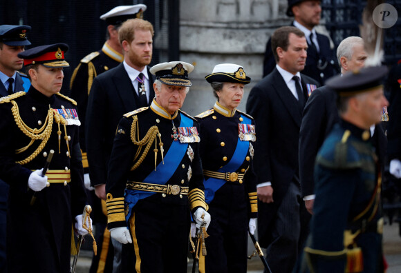 Le prince Harry, duc de Sussex, Le roi Charles III d'Angleterre, La princesse Anne, Peter Phillips - Procession du cercueil de la reine Elizabeth II d'Angleterre de Wesminster Hall où il était exposé au public, jusqu'à l'Abbaye de Westminster. Le cercueil est installé sur l'affût du canon, puis tiré par 142 marins de la Royal Navy à l'aide de cordages, dans la plus pure tradition de la monarchie britannique.