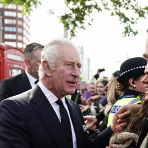 Le roi Charles III d'Angleterre rencontre les membres du public dans la file d'attente pour voir la reine Elizabeth II près de Lambeth Bridge à Londres, Royaume Uni, le 17 septembre 2022.