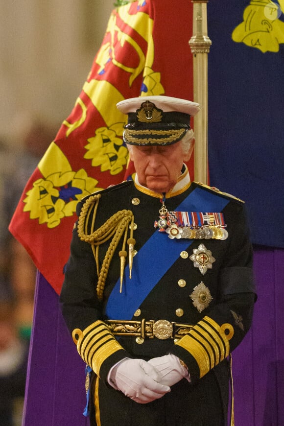 Le roi Charles III organise une veillée au côté du cercueil de la reine Elizabeth II d'Angleterre au Westminster Hall à Londres, Royaume Uni, le 16 septembre 2022.