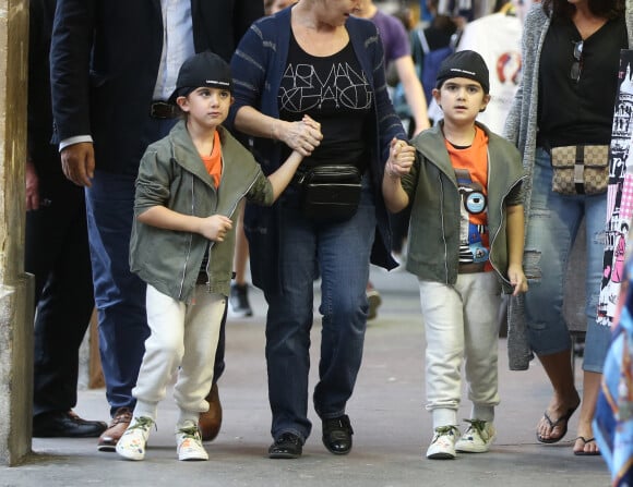 Nelson et Eddy Angélil, les jumeaux de Céline Dion se promènent avec leurs deux nounous, leurs deux gardes du corps et leur chauffeur à Paris le 29 juin 2016. 