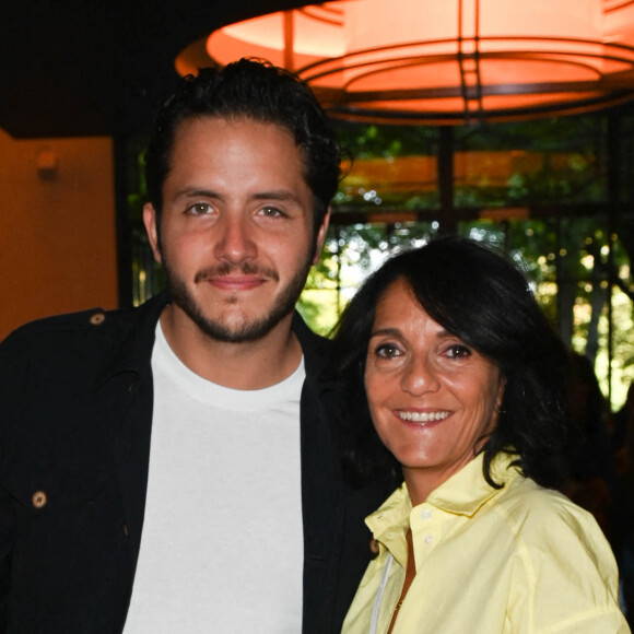 Exclusif - Florence Foresti et son nouveau compagnon l'humoriste Suisse, Alexandre Kominek - People à la 100ème du spectacle de Vincent Dedienne "Un soir de gala" aux théâtre Marigny à Paris le 27 juin 2022. © Coadic Guirec/Bestimage 