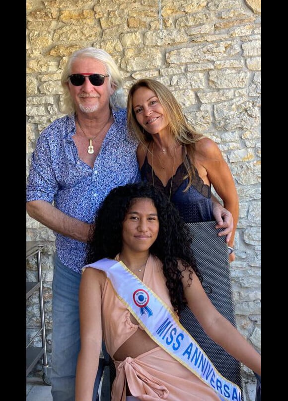 Patrick Sébastien prend la pose avec sa femme Nana et leur fille adoptive Lily.