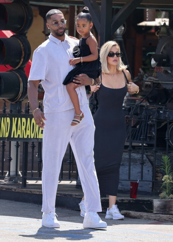 Khloe Kardashian, son ex Tristan Thompson, leur fille True et Kris Jenner à la sortie du déjeuner familial de pré-fête des pères au Sagebrush Cantina à Calabasas, Los Angeles, Californie, Etats-Unis. 