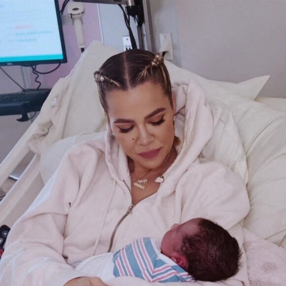 Khloe Kardashian - K.Kardashian accueille son second enfant dans la deuxième saison de "The Kardashians". Khloe Kardashian et son compagnon T.Thompson ont eu cet enfant en août dernier par mère porteuse, alors que le joueur de basket l'avait trompé. Le 21 septembre 2022. 