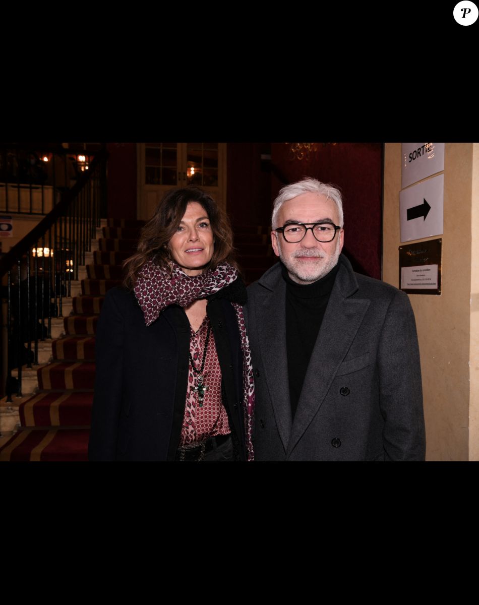 Exclusif - Pascal Praud et sa compagne Catherine lors de la première de la pièce de théâtre "L'avare" au Théâtre des Variétés à Paris le 15 janvier 2022 © Rachid Bellak / Bestimage