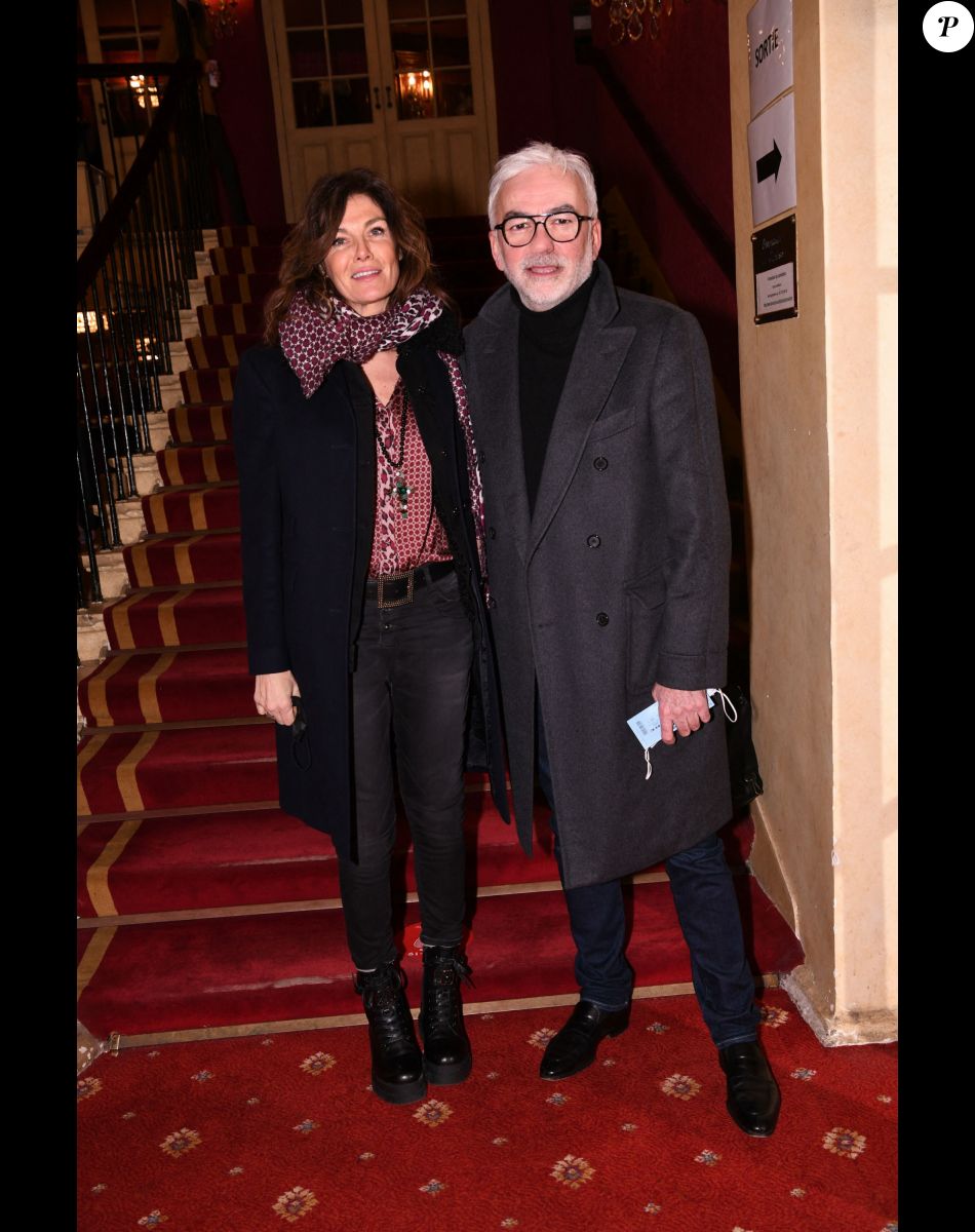 Exclusif - Pascal Praud et sa compagne Catherine lors de la première de la pièce de théâtre "L'avare" au Théâtre des Variétés à Paris le 15 janvier 2022 © Rachid Bellak / Bestimage