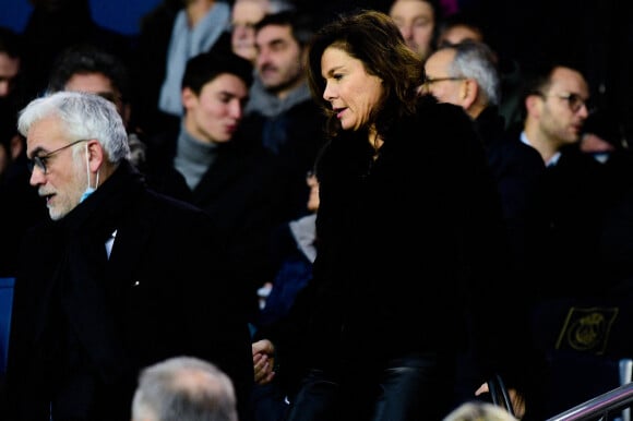 Pascal Praud et sa compagne Catherine dans les tribunes lors du match de Ligue 1 Uber Eats "PSG - Nantes(3-1)" au stade du Parc des Princes à Paris, le 20 novembre 2021. 