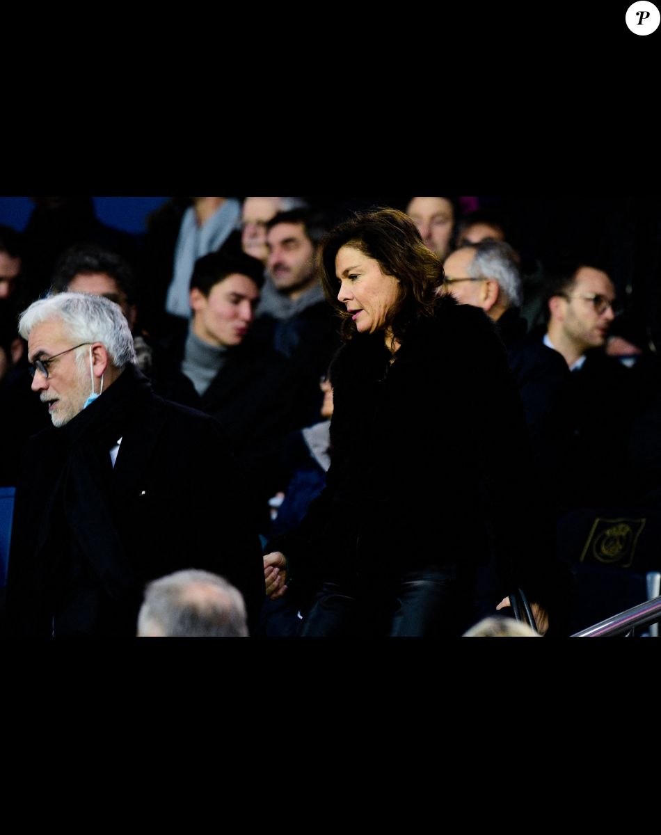 Pascal Praud et sa compagne Catherine dans les tribunes lors du match de Ligue 1 Uber Eats "PSG - Nantes(3-1)" au stade du Parc des Princes à Paris, le 20 novembre 2021.