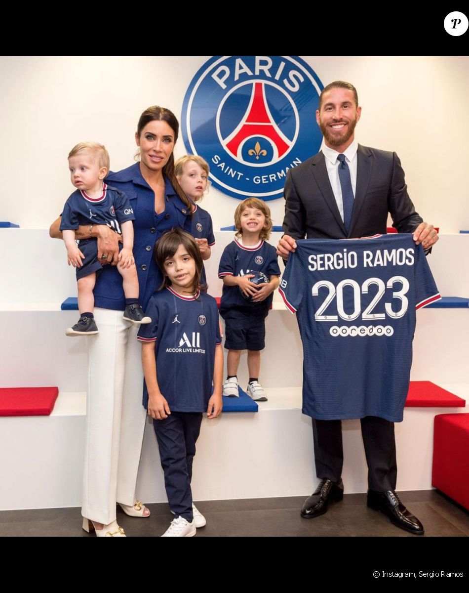 Sergio Ramos, son épouse Pilar Rubio et leurs quatre enfants fêtent la signature du footballeur au Paris Saint-Germain. Août 2021.