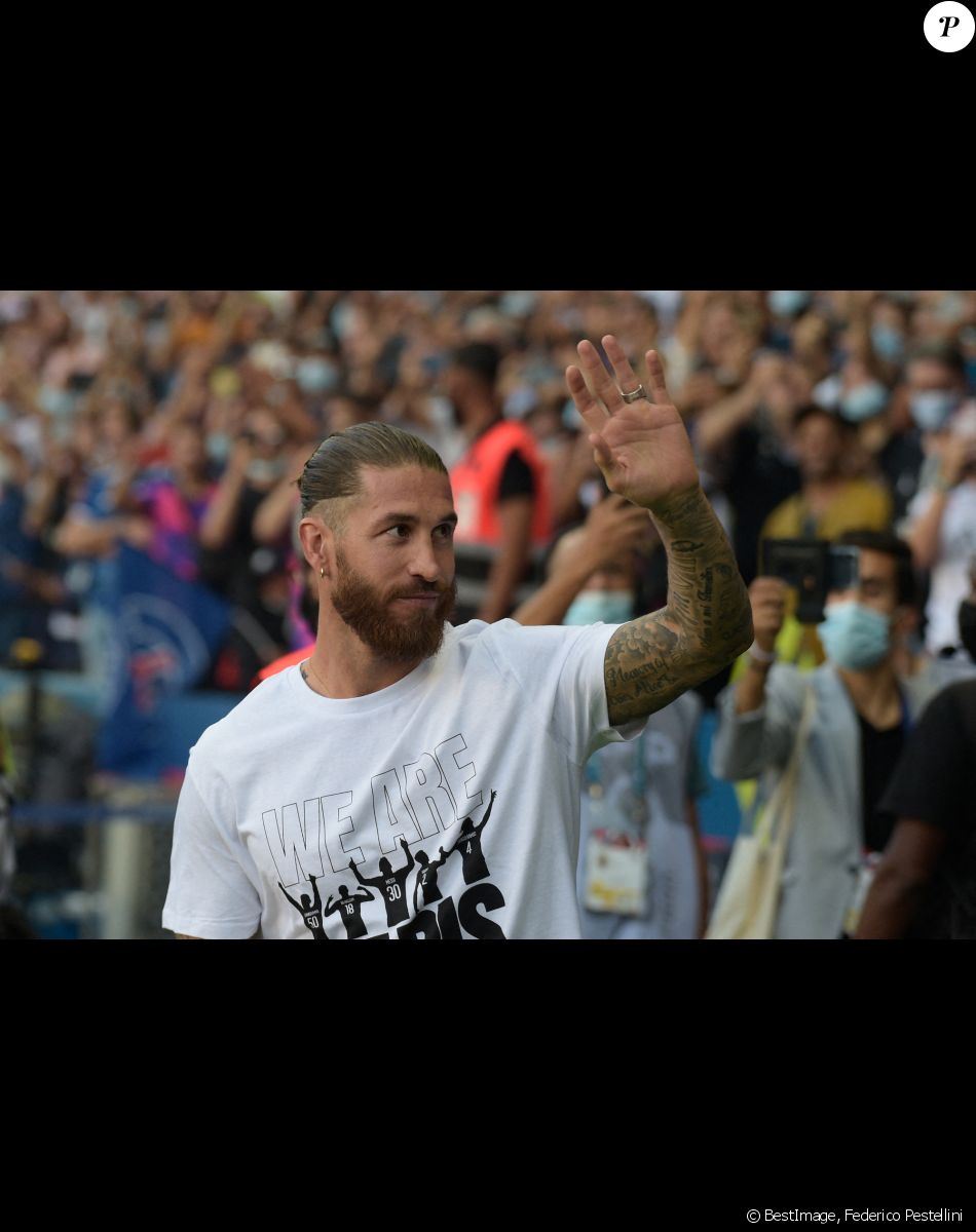 Presentation de Sergio Ramos ( 4 - PSG ) - - Présentation des joueurs - Match de football en ligue 1 Uber Eats : Le PSG (Paris Saint-Germain) remporte la victoire 4-2 contre Strasbourg au Parc des Princes le 14 août 2021. Pas de jauge pour ce match, le Parc des Princes est rempli au maximum de sa capacité, une première depuis 18 mois. © Federico Pestellini / Panoramic / Bestimage