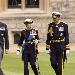 Le prince Harry, duc de Sussex, La princesse Anne,Timothy Laurence (Tim) - Procession pédestre des membres de la famille royale depuis la grande cour du château de Windsor (le Quadrangle) jusqu'à la Chapelle Saint-Georges, où se tiendra la cérémonie funèbre des funérailles d'Etat de reine Elizabeth II d'Angleterre. Windsor, le 19 septembre 2022 