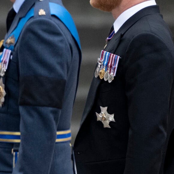 Le prince William, prince de Galles, Le prince Harry, duc de Sussex - Procession du cercueil de la reine Elizabeth II d'Angleterre de Wesminster Hall où il était exposé au public, jusqu'à l'Abbaye de Westminster. Le cercueil est installé sur l'affût du canon, puis tiré par 142 marins de la Royal Navy à l'aide de cordages, dans la plus pure tradition de la monarchie britannique. Cette tradition remonte aux funérailles d'Etat de la reine Victoria en février 1901. Londres, le 19 septembre 2022. 