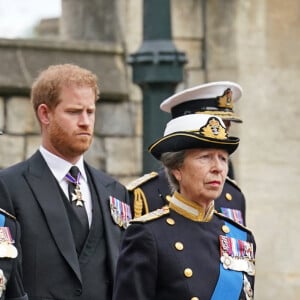 Le prince William, prince de Galles, Le prince Harry, duc de Sussex, Le roi Charles III d'Angleterre, La princesse Anne - - Arrivée à la Cérémonie funèbre en La Chapelle Saint-Georges en présence des 15 Premiers ministres des royaumes qui ont exercé pendant les 70 ans de règne de la reine Elizabeth II d'Angleterre. Le cercueil sera descendu dans la crypte royale de la Chapelle Saint-Georges où elle reposera au côté de son époux le prince Philip, décédé le 9 avril 2021. Une cérémonie privée d'inhumation se tiendra au Mémorial du roi George VI. Windsor, le 19 septembre 2022. © Kirsty O'Connor / Bestimage 