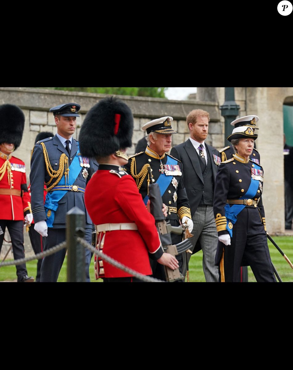 Le prince William, prince de Galles, Le prince Harry, duc de Sussex, Le roi Charles III d'Angleterre, La princesse Anne - - Arrivée à la Cérémonie funèbre en La Chapelle Saint-Georges en présence des 15 Premiers ministres des royaumes qui ont exercé pendant les 70 ans de règne de la reine Elizabeth II d'Angleterre. Le cercueil sera descendu dans la crypte royale de la Chapelle Saint-Georges où elle reposera au côté de son époux le prince Philip, décédé le 9 avril 2021. Une cérémonie privée d'inhumation se tiendra au Mémorial du roi George VI. Windsor, le 19 septembre 2022. © Kirsty O'Connor / Bestimage