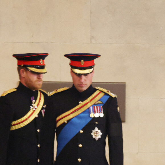 Le prince William, prince de Galles et le prince Harry, duc de Sussex - Veillée des petits-enfants de la reine Elizabeth II au Westminster Hall à Londres, Royaume Uni, le 17 septembre 2022. 