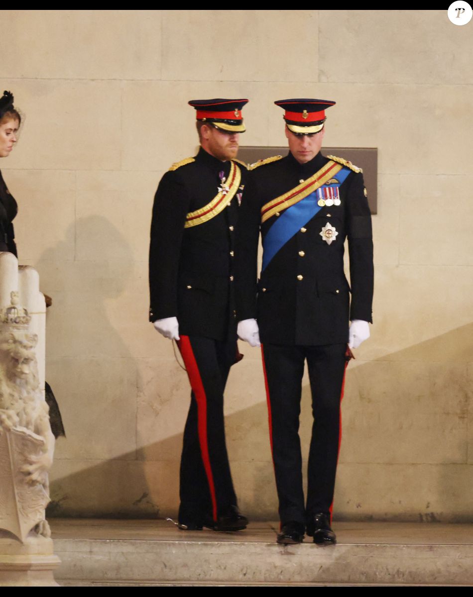 Le prince William, prince de Galles et le prince Harry, duc de Sussex - Veillée des petits-enfants de la reine Elizabeth II au Westminster Hall à Londres, Royaume Uni, le 17 septembre 2022.