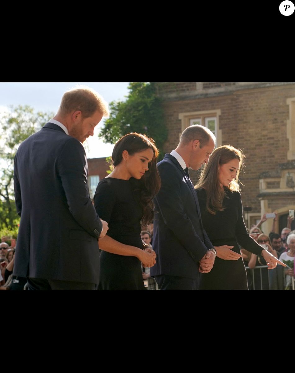 Le prince Harry, duc de Sussex et Meghan Markle, duchesse de Sussex et le prince de Galles William et la princesse de Galles Kate Catherine Middleton à la rencontre de la foule devant le château de Windsor, suite au décès de la reine Elisabeth II d'Angleterre. Le 10 septembre 2022