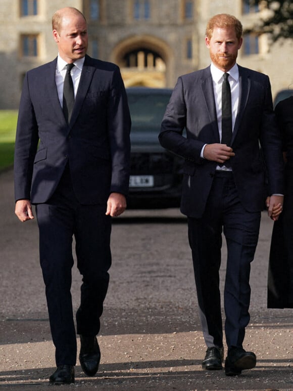 Le prince de Galles William et le prince Harry, duc de Sussex à la rencontre de la foule devant le château de Windsor, suite au décès de la reine Elisabeth II d'Angleterre. Le 10 septembre 2022 
