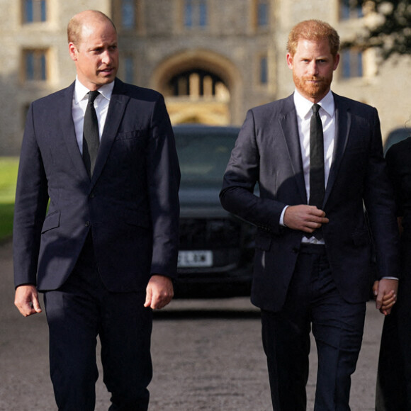 Le prince de Galles William et le prince Harry, duc de Sussex à la rencontre de la foule devant le château de Windsor, suite au décès de la reine Elisabeth II d'Angleterre. Le 10 septembre 2022 