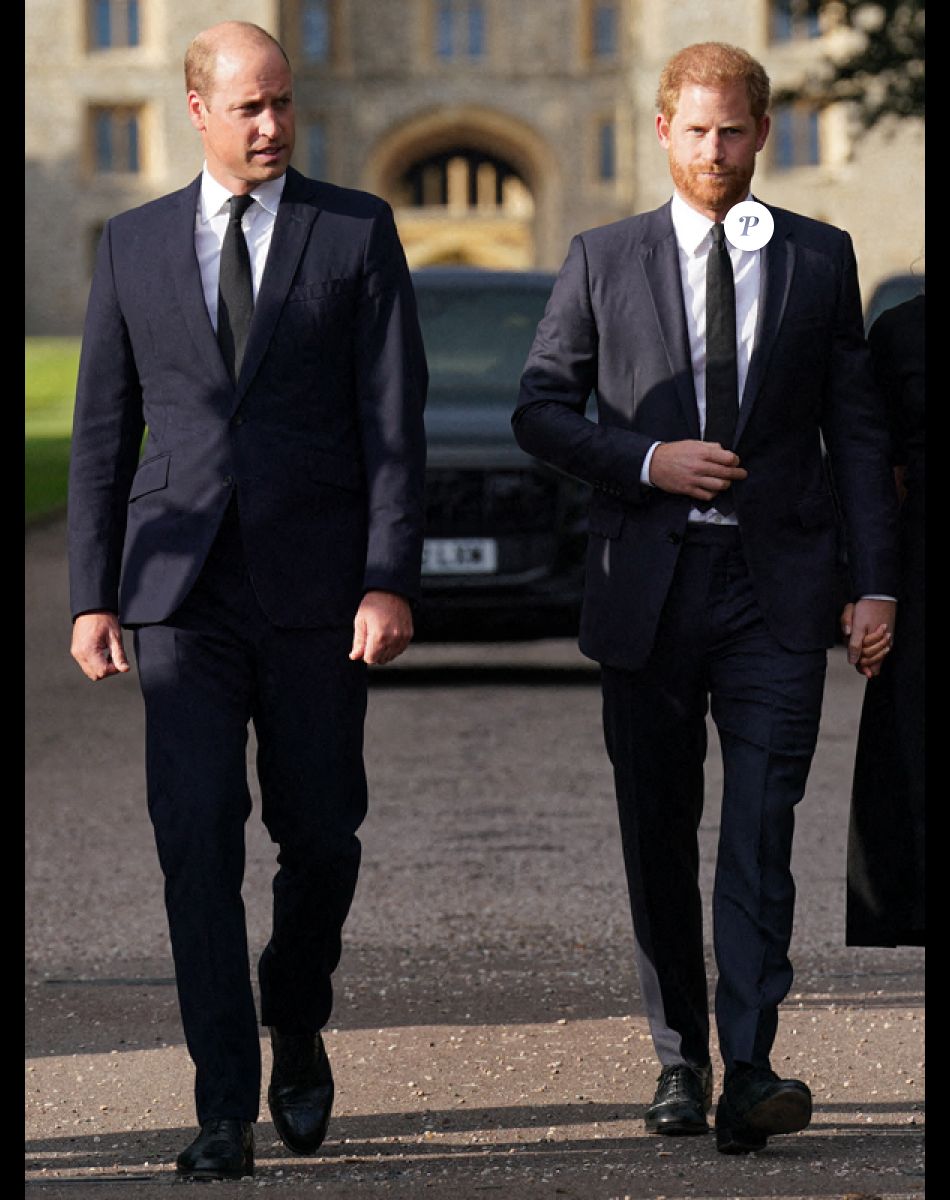 Le prince de Galles William et le prince Harry, duc de Sussex à la rencontre de la foule devant le château de Windsor, suite au décès de la reine Elisabeth II d'Angleterre. Le 10 septembre 2022
