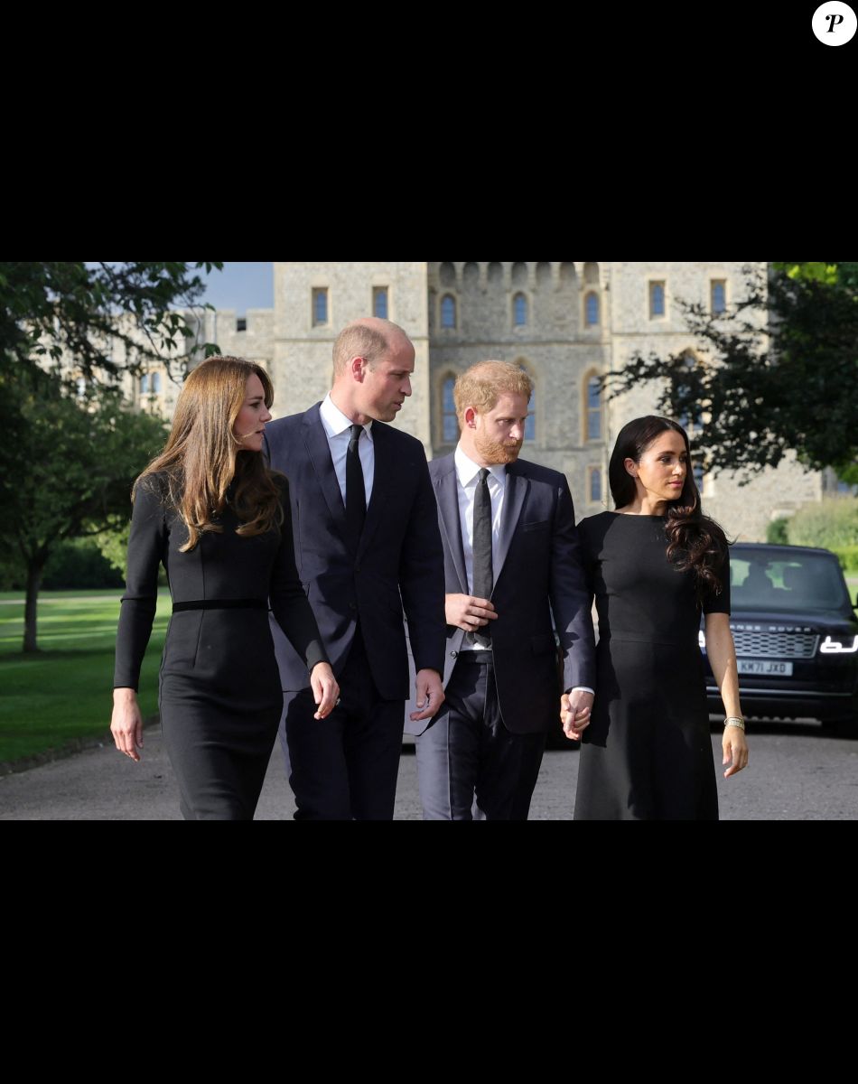 Le prince de Galles William et la princesse de Galles Kate Catherine Middleton et le prince Harry, duc de Sussex et Meghan Markle, duchesse de Sussex à la rencontre de la foule devant le château de Windsor, suite au décès de la reine Elisabeth II d'Angleterre. Le 10 septembre 2022