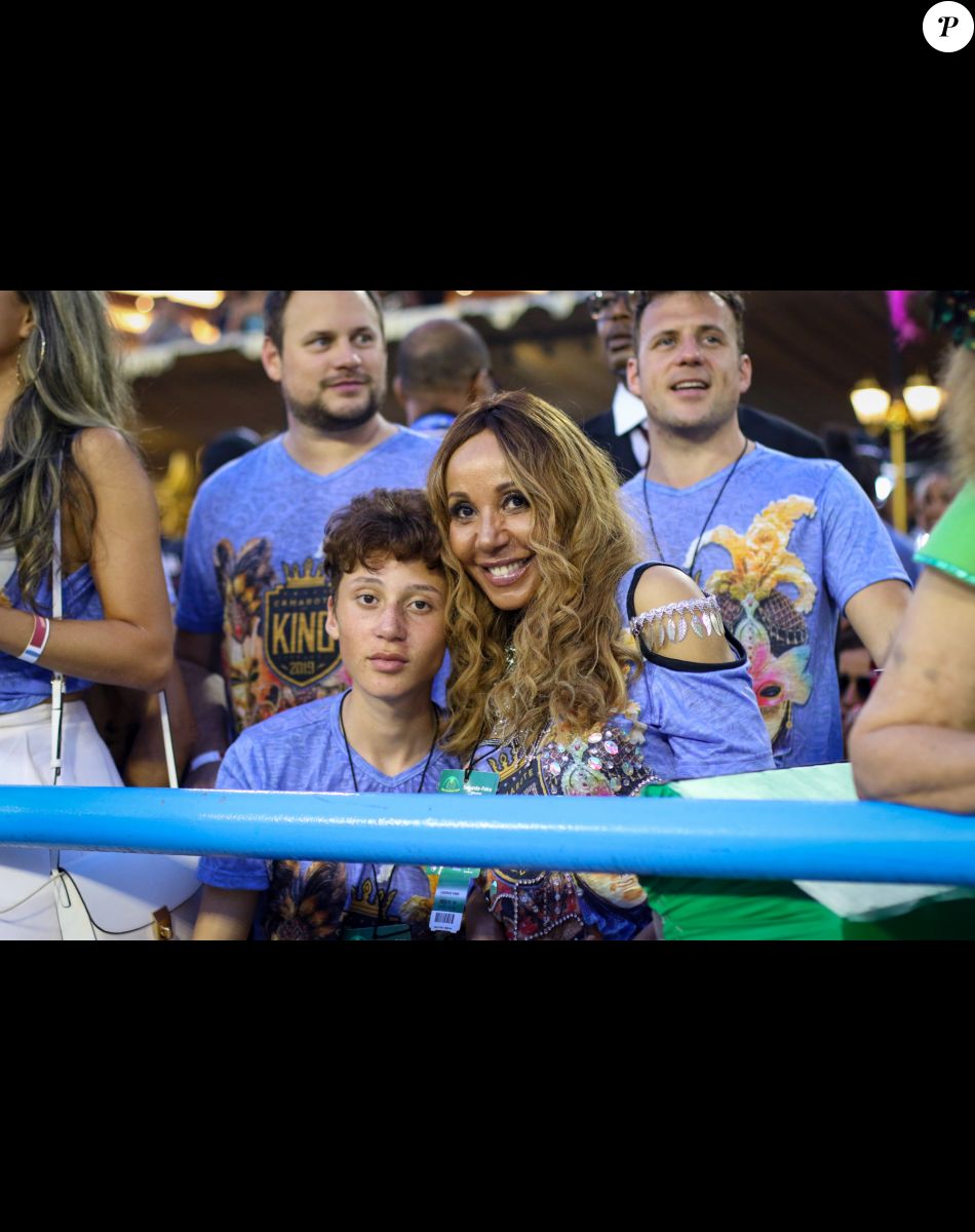 Cathy Guetta et son fils Tim Elvis sont venus assister au défilé des meilleurs écoles de samba, celle du groupe spécial. Ils ont assisté aux défilés dans la loge "King" une loge haut de gamme où de nombreuses personnalités viennent assister au carnaval de Rio . Rio de Janeiro le 4 Mars 2019. © Denis Raphaël / Carnavalderio.fr / Bestimage