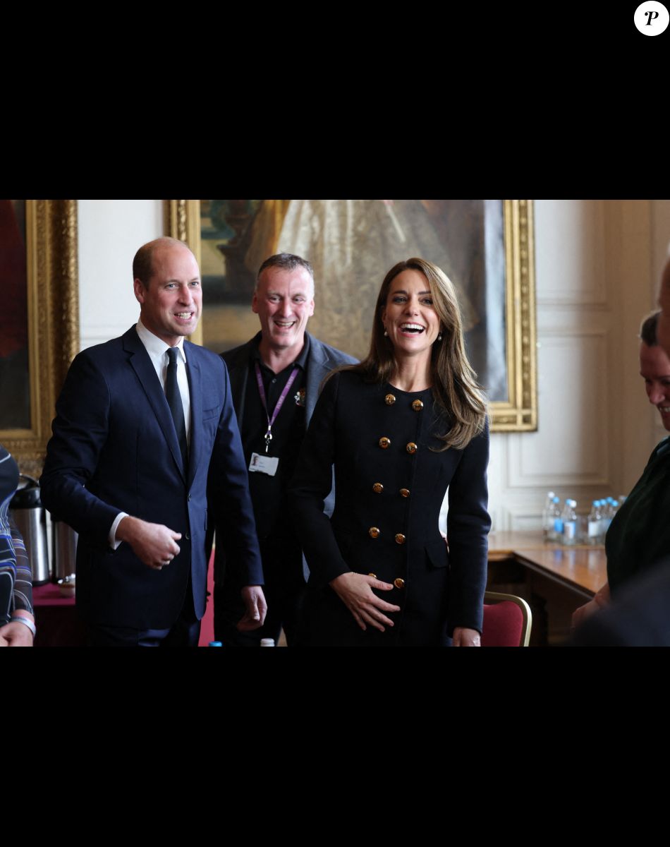 Le prince William, prince de Galles, et Catherine (Kate) Middleton, princesse de Galles, rencontrent des bénévoles et du personnel opérationnel au Windsor Guildhall à Windsor, Royaume Uni, le 22 septembre 2022, afin de les remercier de leur implication dlors des funérailles de la La reine Elisabeth II au château de Windsor.