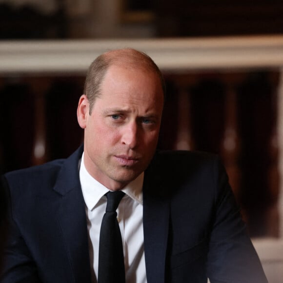 Le prince William, prince de Galles, rencontre des bénévoles et du personnel opérationnel au Windsor Guildhall à Windsor, Royaume Uni, le 22 septembre 2022, afin de les remercier de leur implication dlors des funérailles de la La reine Elisabeth II au château de Windsor. 