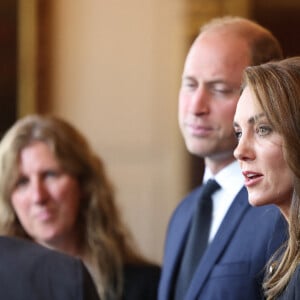 Le prince William, prince de Galles, et Catherine (Kate) Middleton, princesse de Galles, rencontrent des bénévoles et du personnel opérationnel au Windsor Guildhall à Windsor, Royaume Uni, le 22 septembre 2022, afin de les remercier de leur implication dlors des funérailles de la La reine Elisabeth II au château de Windsor. 