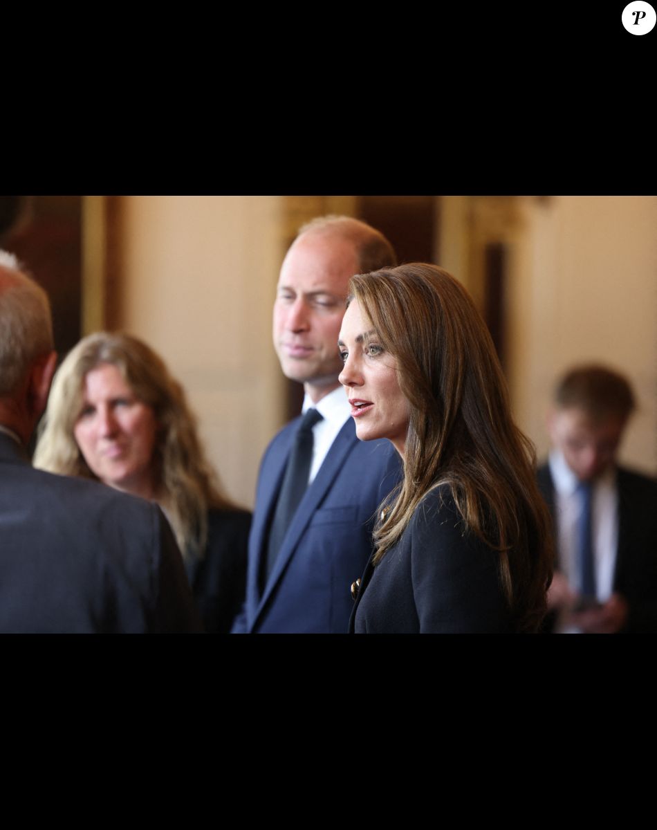 Le prince William, prince de Galles, et Catherine (Kate) Middleton, princesse de Galles, rencontrent des bénévoles et du personnel opérationnel au Windsor Guildhall à Windsor, Royaume Uni, le 22 septembre 2022, afin de les remercier de leur implication dlors des funérailles de la La reine Elisabeth II au château de Windsor.