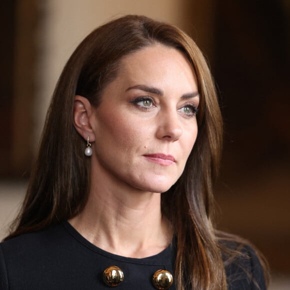 Catherine (Kate) Middleton, princesse de Galles, rencontre des bénévoles et du personnel opérationnel au Windsor Guildhall à Windsor, Royaume Uni, afin de les remercier de leur implication dlors des funérailles de la La reine Elisabeth II au château de Windsor. 