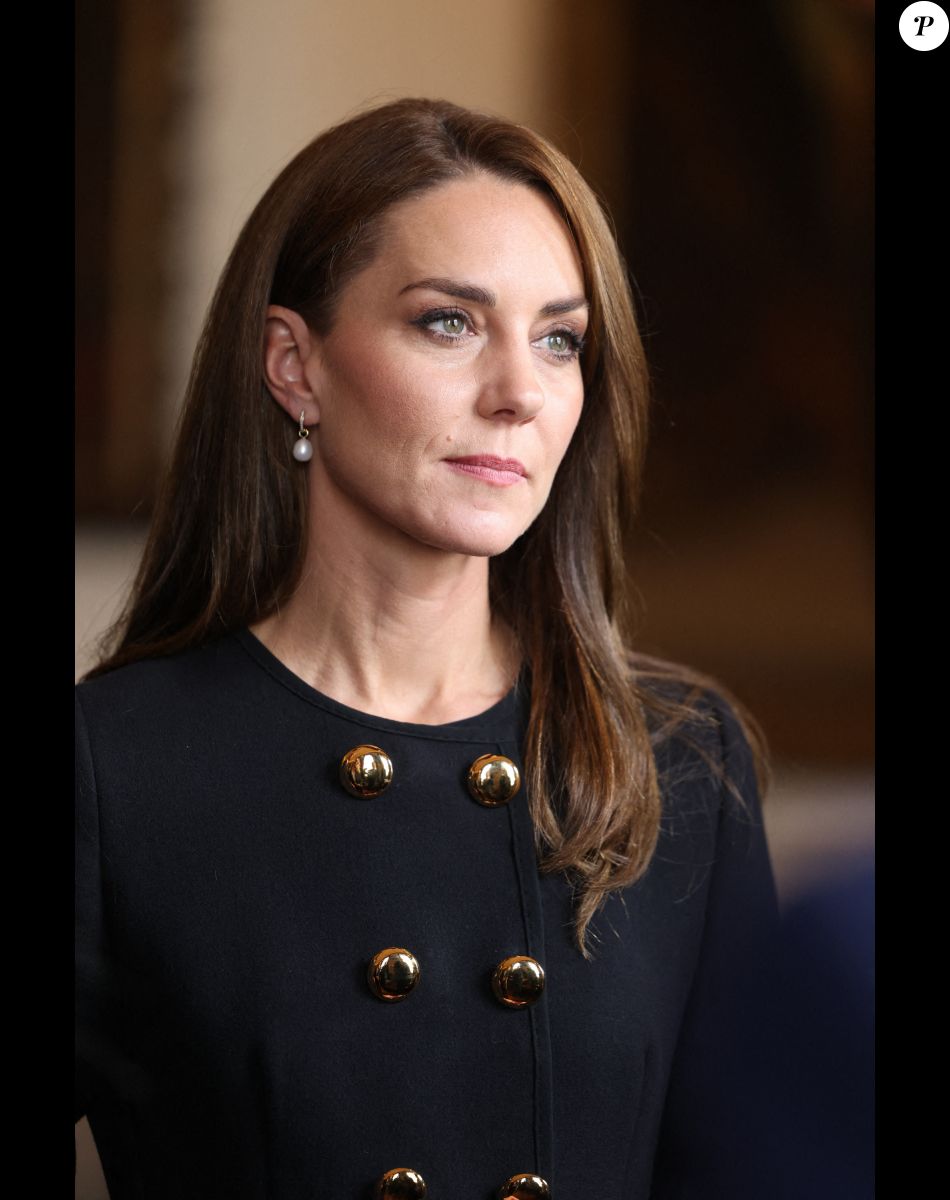 Catherine (Kate) Middleton, princesse de Galles, rencontre des bénévoles et du personnel opérationnel au Windsor Guildhall à Windsor, Royaume Uni, afin de les remercier de leur implication dlors des funérailles de la La reine Elisabeth II au château de Windsor.