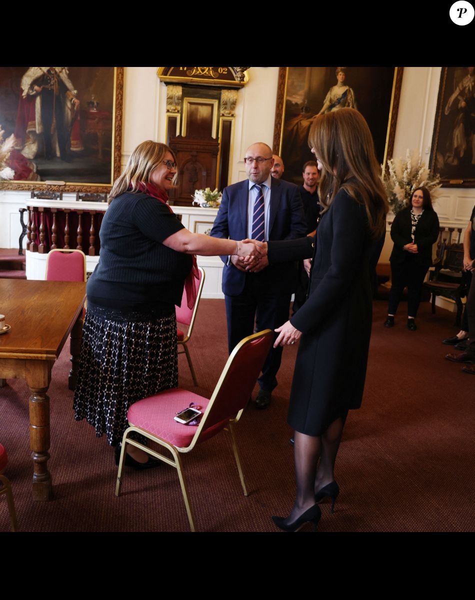 Catherine (Kate) Middleton, princesse de Galles, rencontre des bénévoles et du personnel opérationnel au Windsor Guildhall à Windsor, Royaume Uni, le 22 septembre 2022, afin de les remercier de leur implication dlors des funérailles de la La reine Elisabeth II au château de Windsor.