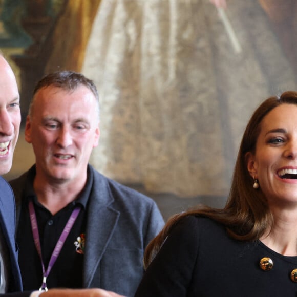 Le prince William, prince de Galles, et Catherine (Kate) Middleton, princesse de Galles, rencontrent des bénévoles et du personnel opérationnel au Windsor Guildhall à Windsor, Royaume Uni, le 22 septembre 2022, afin de les remercier de leur implication dlors des funérailles de la La reine Elisabeth II au château de Windsor. 