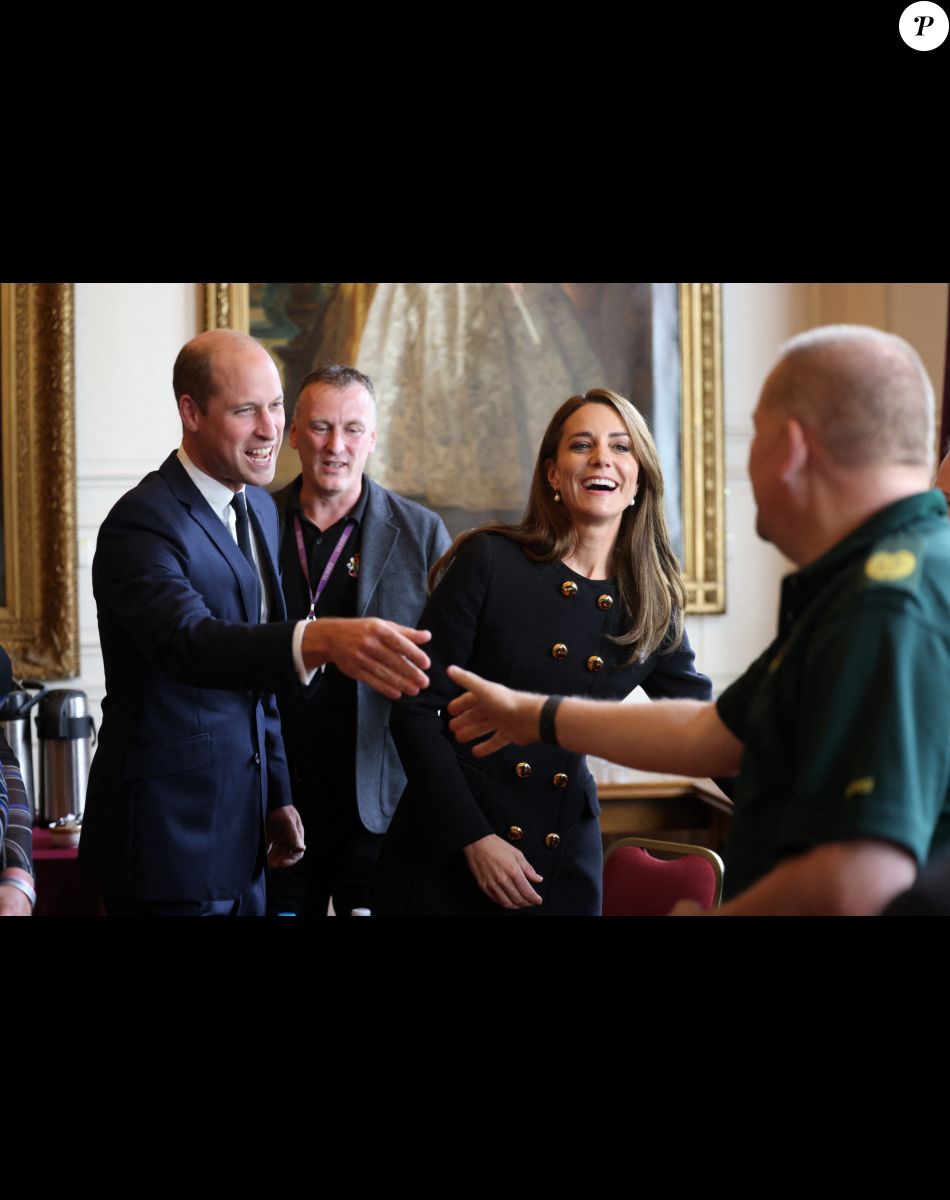 Le prince William, prince de Galles, et Catherine (Kate) Middleton, princesse de Galles, rencontrent des bénévoles et du personnel opérationnel au Windsor Guildhall à Windsor, Royaume Uni, le 22 septembre 2022, afin de les remercier de leur implication dlors des funérailles de la La reine Elisabeth II au château de Windsor.