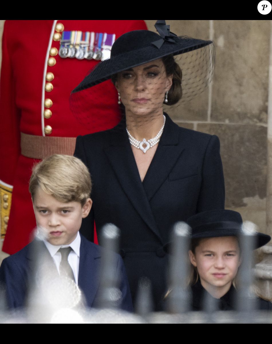 Catherine (Kate) Middleton, princesse de Galles, Le prince George de Galles, La princesse Charlotte de Galles - Procession du cercueil de la reine Elizabeth II d'Angleterre de Wesminster Hall où il était exposé au public, jusqu'à l'Abbaye de Westminster. Le cercueil est installé sur l'affût du canon, puis tiré par 142 marins de la Royal Navy à l'aide de cordages, dans la plus pure tradition de la monarchie britannique. Cette tradition remonte aux funérailles d'Etat de la reine Victoria en février 1901. Londres, le 19 septembre 2022.
