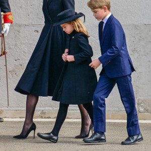 Kate Catherine Middleton, princesse de Galles (robe Alexander McQueen), la princesse Charlotte et le prince George - Procession du cercueil de la reine Elizabeth II d'Angleterre de l'Abbaye de Westminster à Wellington Arch à Hyde Park Corner. Le 19 septembre 2022 