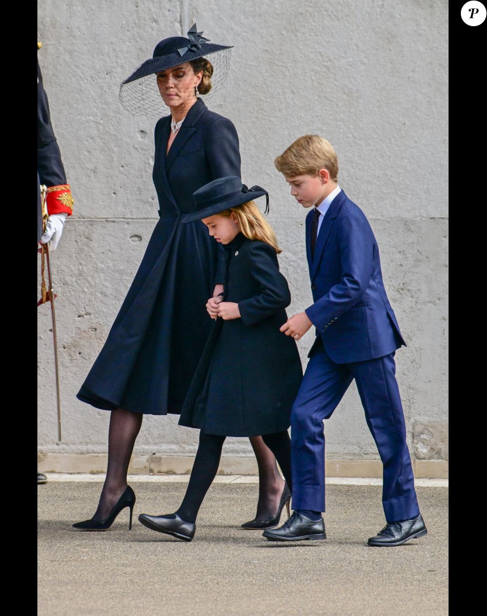 Kate Catherine Middleton, princesse de Galles (robe Alexander McQueen), la princesse Charlotte et le prince George - Procession du cercueil de la reine Elizabeth II d'Angleterre de l'Abbaye de Westminster à Wellington Arch à Hyde Park Corner. Le 19 septembre 2022