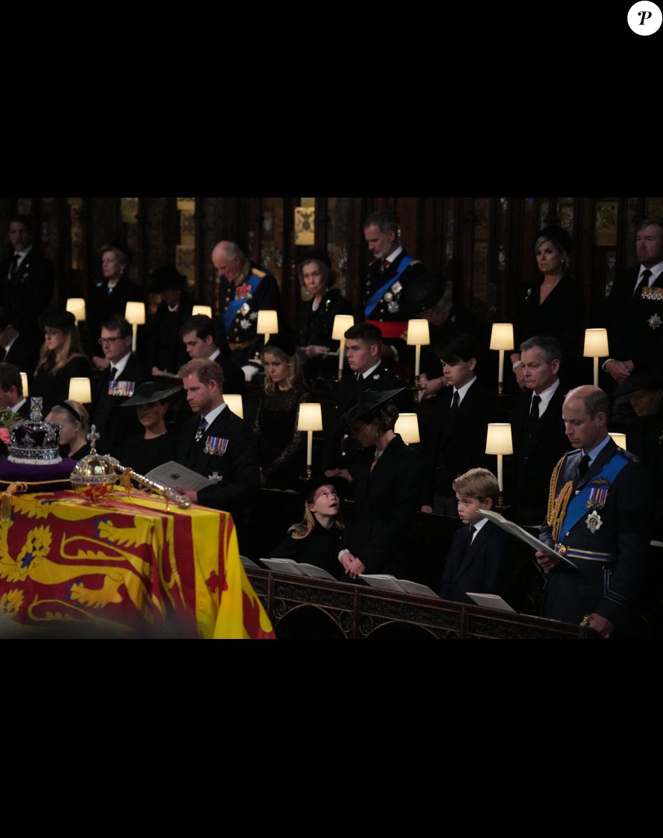 Lena Tindall, Zara Tindall, Mia Tindall, Le prince Harry, duc de Sussex et Meghan Markle, duchesse de Sussex, Princesse Charlotte, Catherine (Kate) Middleton, princesse de Galles, Prince George, Le prince William, prince de Galles - Cérémonie funèbre en La Chapelle Saint-Georges en présence des 15 Premiers ministres des royaumes qui ont exercé pendant les 70 ans de règne de la reine Elizabeth II d'Angleterre. Le cercueil sera descendu dans la crypte royale de la Chapelle Saint-Georges où elle reposera au côté de son époux le prince Philip, décédé le 9 avril 2021. Une cérémonie privée d'inhumation se tiendra au Mémorial du roi George VI. Windsor, le 19 septembre 2022. © Victoria Jones / Bestimage