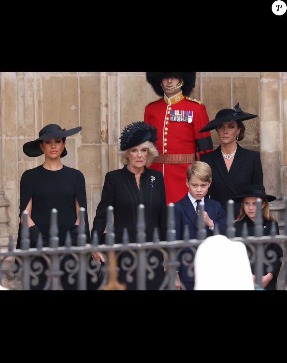 Meghan Markle, duchesse de Sussex, la reine consort Camilla Parker Bowles, le prince George, la princesse Charlotte et Kate Catherine Middleton, princesse de Galles - Sorties du service funéraire à l'Abbaye de Westminster pour les funérailles d'Etat de la reine Elizabeth II d'Angleterre le 19 septembre 2022.