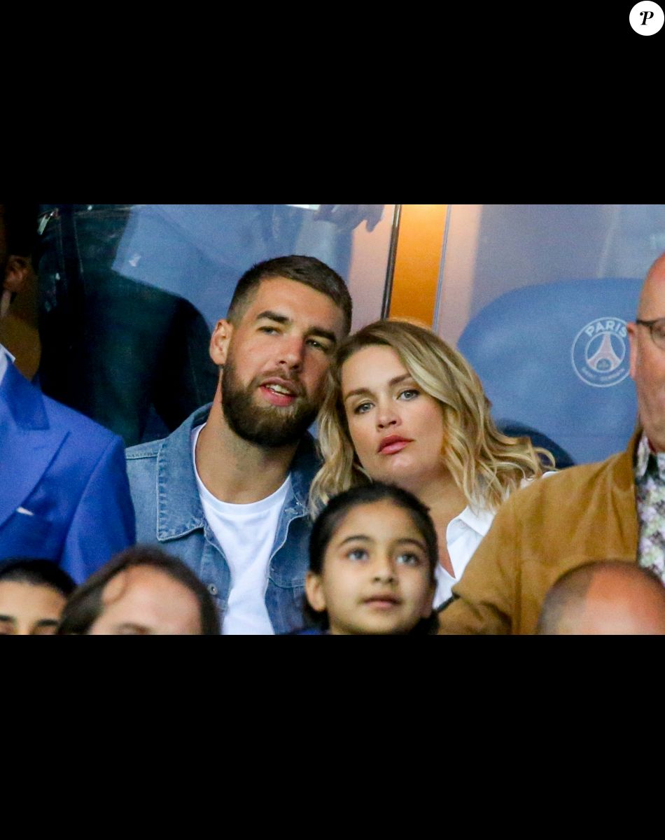 Luka Karabatic et sa compagne Jeny Priez dans les tribunes lors du match de Ligue 1, Paris Saint-Germain (PSG) vs Toulouse FC (TFC) au Parc des Princes à Paris, France, le 20 août 2017.