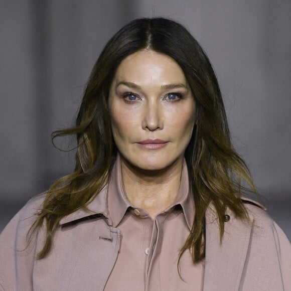 Carla Bruni-Sarkozy défile sur le podium du défilé de mode Tod's Prêt-à-porter printemps/été lors de la Fashion Week de Milan, Italie. 