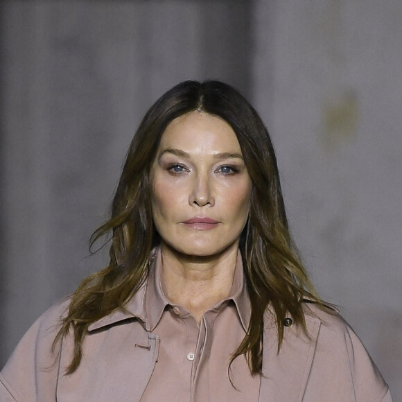 Carla Bruni-Sarkozy défile sur le podium du défilé de mode Tod's Prêt-à-porter printemps/été 2023 lors de la Fashion Week de Milan, Italie, le 23 septembre 2022. 