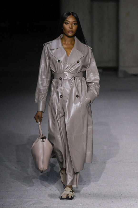 Naomi Campbell défile sur le podium du défilé de mode Tod's Prêt-à-porter printemps/été 2023 lors de la Fashion Week de Milan, Italie, le 23 septembre 2022. 