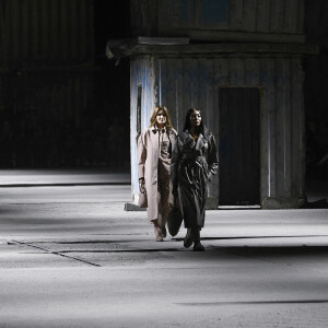 Naomi Campbell et Carla Bruni-Sarkozy défilent sur le podium du défilé de mode Tod's Prêt-à-porter printemps/été 2023 lors de la Fashion Week de Milan, Italie, le 23 septembre 2022. 