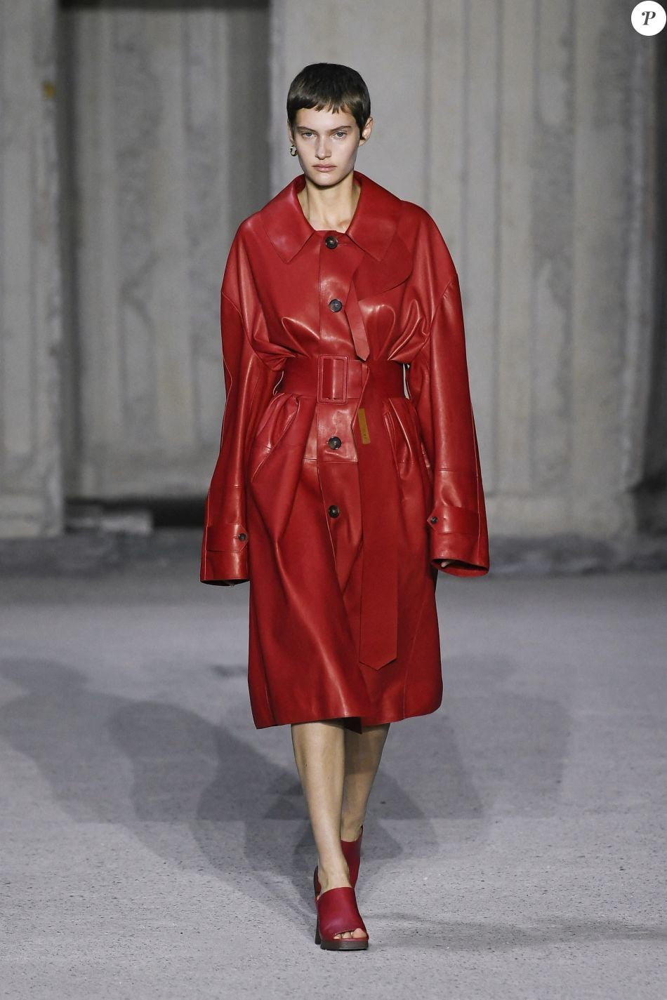 Un mannequin défile sur le podium du défilé de mode Tod's Prêt-à-porter Un mannequin défile sur le podium du défilé de mode Tod's Prêt-à-porter
