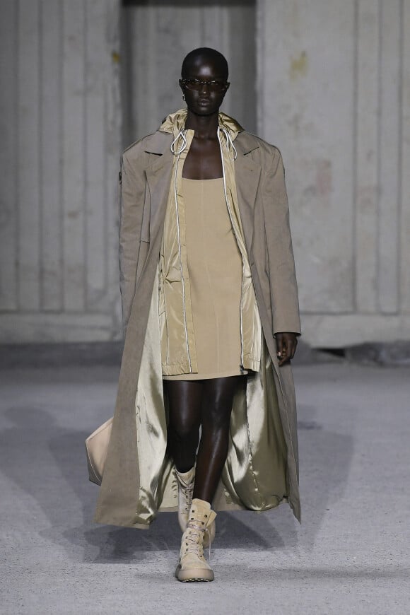 Un mannequin défile sur le podium du défilé de mode Tod's Prêt-à-porter printemps/été 2023 lors de la Fashion Week de Milan, Italie, le 23 septembre 2022. 