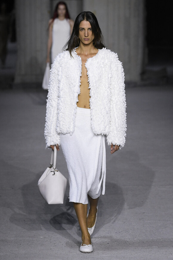 Un mannequin défile sur le podium du défilé de mode Tod's Prêt-à-porter printemps/été 2023 lors de la Fashion Week de Milan, Italie, le 23 septembre 2022. 